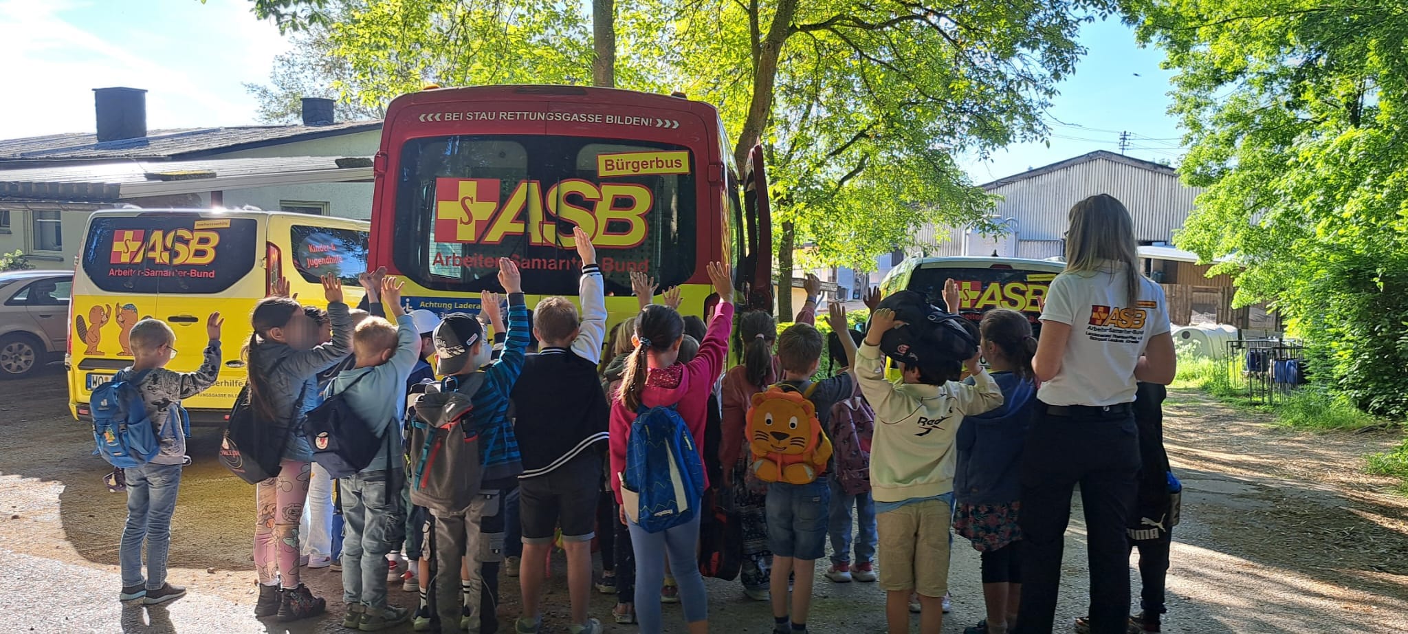 viele kinder vor bus.jpg