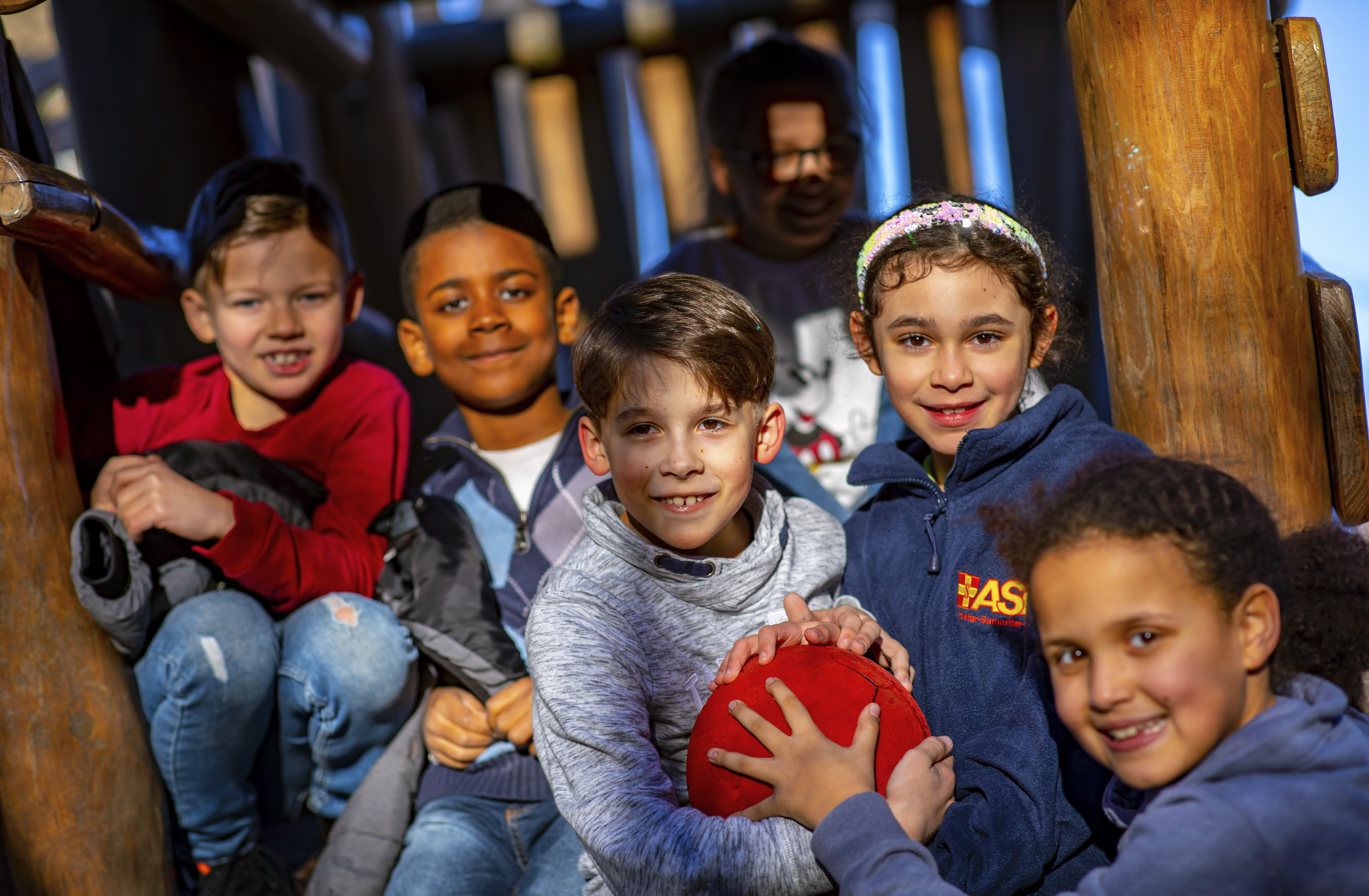 viele kinder vor bus.jpg 20200121asb15.jpg
